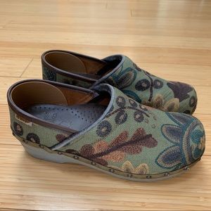 DANSKO green floral clogs, 39.
